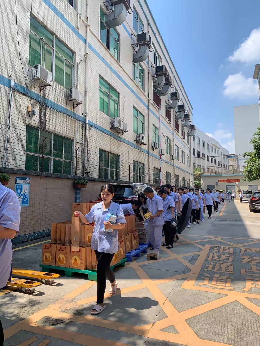 雅香麗化妝用品（深圳）有限公司預祝大家度過一個平安祥和、喜慶歡樂的中秋假期！