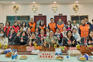 福城街道新和社區(qū)蒞臨雅香麗化妝用品（深圳）有限公司開展“巾幗綻放.婦女權(quán)益保護法介紹”書記茶話會。