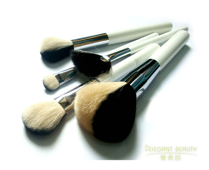 天然材質(zhì)VS合成材質(zhì)：成套化妝刷的材質(zhì)選擇