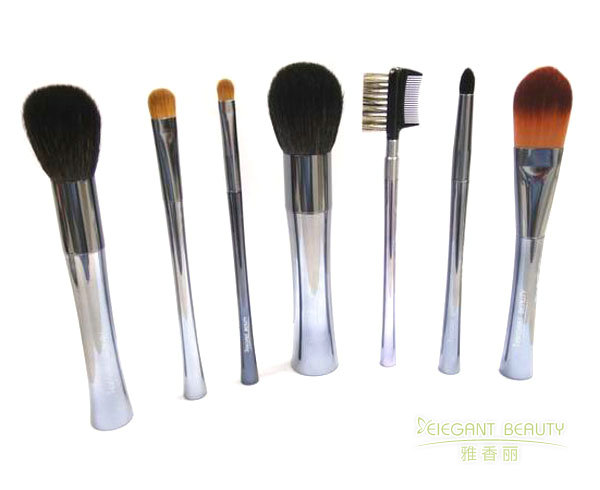 7支化妝刷套裝材質解析與使用指南——專業(yè)工具如何提升妝效